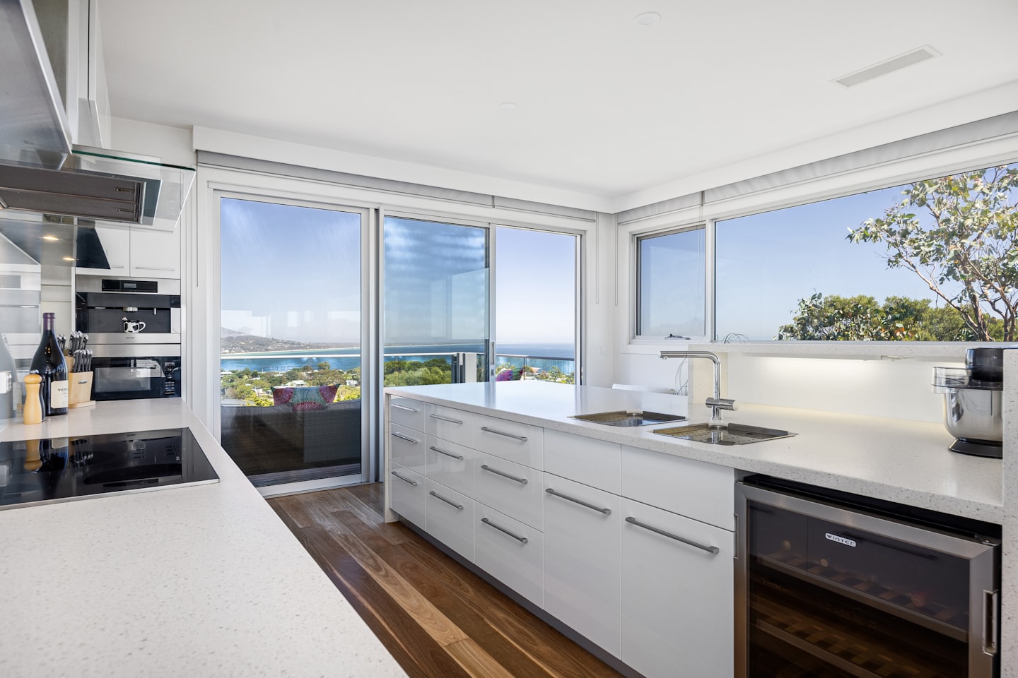 Cucina moderna con elettrodomestici e vista sulla baia.